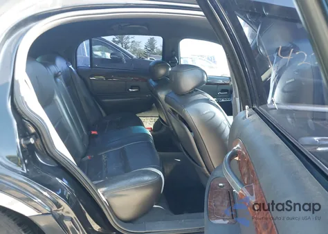 2001 Lincoln Town Car Signature from USA, damaged, VIN 1LNHM82W81Y715016